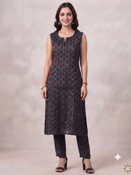 Aayusika - Black Printed Straight Kurta & Pant