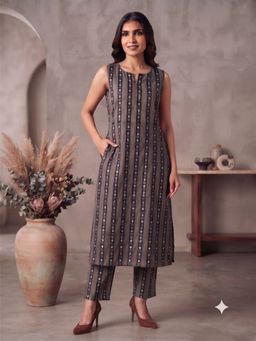 Aayusika - Black Printed Straight Kurta & Pant