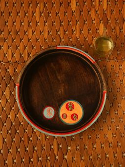 ExclusiveLane - 'Oasis Serves' Hand-Painted Round Serving Tray In Mango Wood