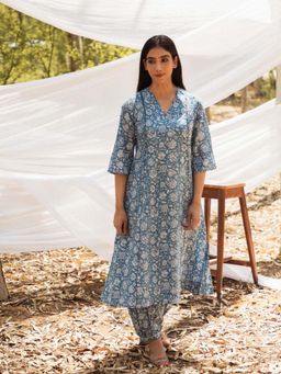 Mera Rang - Blue Maira V-Neck Floral Print Kurti with Salwar (Set of 2)