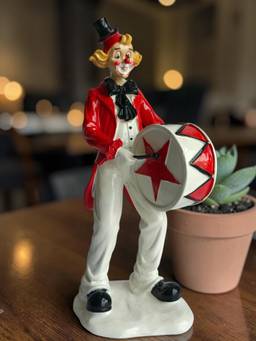 Sun Mun Decors - Drum Shield Clown Figurine