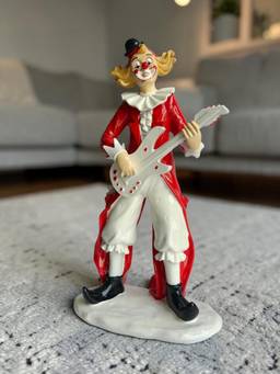 Sun Mun Decors - Royal Guitar Clown Figurine