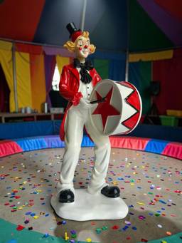Sun Mun Decors - Drum Shield Clown Figurine