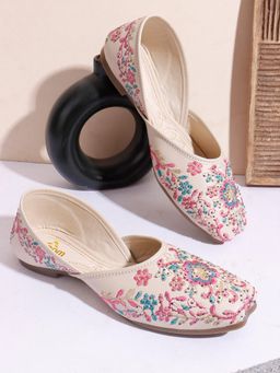 Aroom - Cream Elegant Embroidered Ethnic Juttis