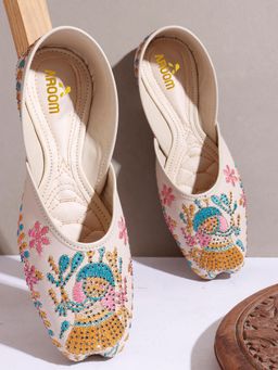 Aroom - Cream Elegant Embroidered Juttis