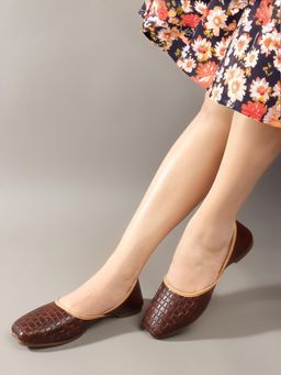 Aroom - Women Elegant Textured Ethnic Brown Juttis