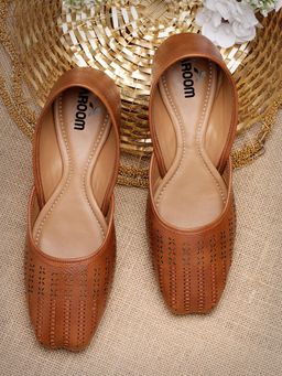 Aroom - Tan Stylish Women Juttis