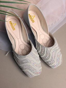 Aroom - Silver Elegant Embellished Juttis