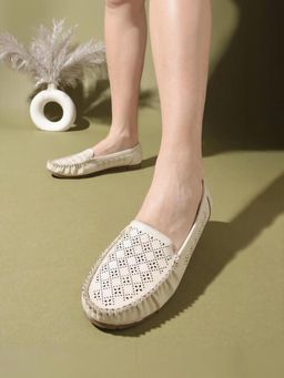 KNEETOES - Knee toes Women's Cream Cut work Moc Loafers