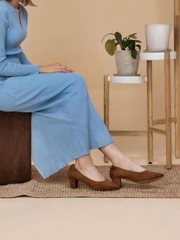 KNEETOES - Knee toes Women's Classic Charm Dark Brown Block Pump Heels