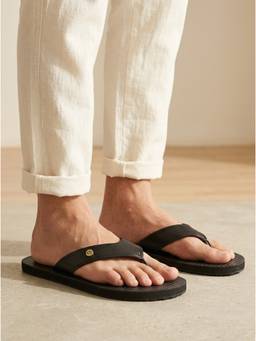 Carlton London - Men Black Lightweight Flipflops with Textured Footbed and Metallic Accent