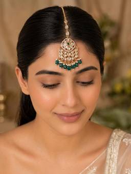 Shop Naymee - Green Emerald Majesty Kundan Maang Tikka