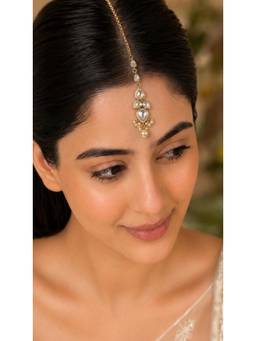 Shop Naymee - Gold Classic Minimal Polki and Kundan Maang Tikka