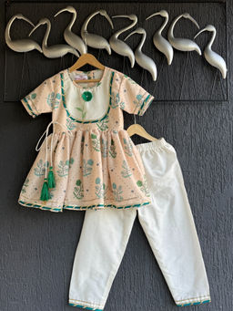 THE WISHING CLOSET - Girls Peach Floral Printed Kurta with Pant (Set of 2)