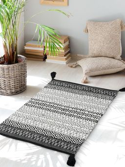Sashaa World - Handwoven Accent Rug Black