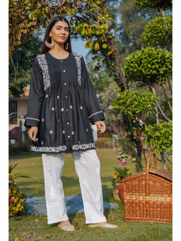 HOUSE OF KARI - Cotton Chikankari Kurti In Black