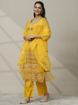 Libas - Embroidered Thread Work Straight Kurta Pant With Dupatta