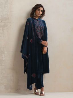 trueBrowns - Navy Blue Velvet Floral Embroidered Kurta with Pant and Dupatta (Set of 3)