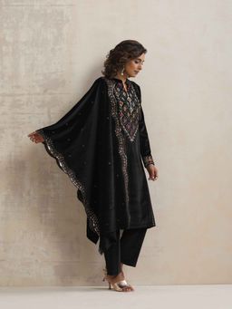 trueBrowns - Black Velvet Embroidered Sequined Kurta with Pant and Dupatta (Set of 3)