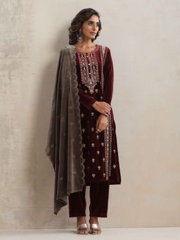trueBrowns - Maroon Velvet Sequined Embroidered Kurta with Pant and Dupatta (Set of 3)