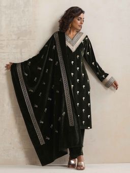 trueBrowns - Green Velvet Embroidered Sequined Kurta with Pant and Dupatta (Set of 3)