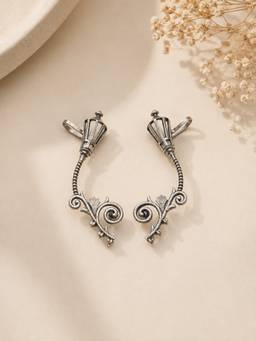 ISHKAARA - Lamp Pearl Oxidised Ear cuff
