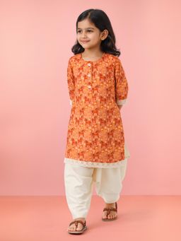 Vastramay - Girls Peach Cotton Kurta with Pyjama
