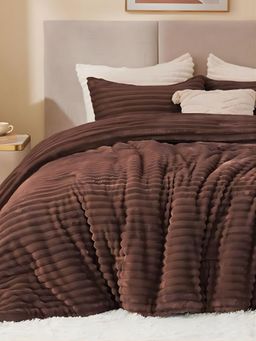 the White Moss - Winter Linea Double Bed Quilt Maroon (King)