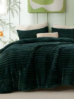the White Moss - Winter Linea Double Bed Quilt Green (King)
