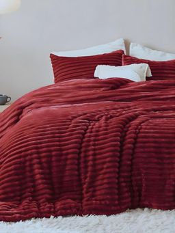 the White Moss - Winter Linea Double Bed Quilt Red (King)