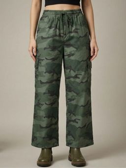 WINEBERRY - Women Olive Camouflage Printed Regular Fit Cargo