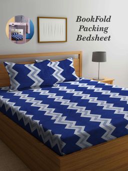 ARRABI - Blue Geometric Cotton Blend Book Fold Bedsheet With 2 Pillow Covers (King)