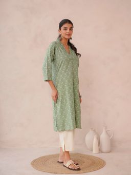 GOODHAND - Women Green V-Neck Three Fourth Sleeves Kurta