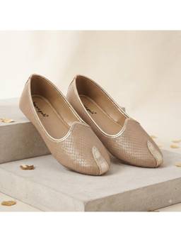 BOYZ N GALZ - Boys Beige Textured Ethnic Jutti With Gold Trim
