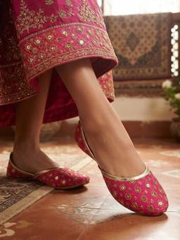 BOYZ N GALZ - Girls Pink Embellished Ethnic Jutti With Gold Detail
