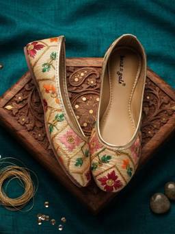 BOYZ N GALZ - Girls Gold Floral Embroidered Ethnic Jutti