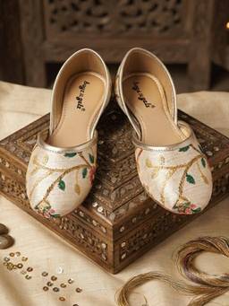 BOYZ N GALZ - Girls Cream Floral Embroidered Ethnic Jutti