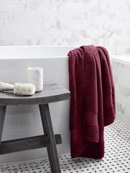Amouve - Bath Towel, Luxurious & Super Absorbent, 700 GSM, Burgundy (L)