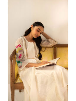 AM by Anita Mittal - Zuri Mul Chanderi Off White Jacket Tunic With Muslin Inner