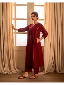 Rangsutra - Maroon Paheli Front-Gather Pakka Hand Embroidery Cotton Kurta