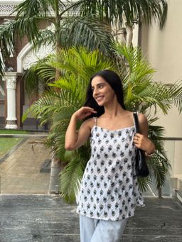 DEASHA INDIA - White Cotton Sleeveless Floral Printed Short Kurti