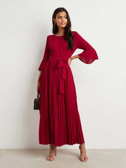 Styli - Burgundy Pleated Details A-line Maxi Dress With Flare Sleeves