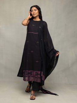 Sutra Art of Clothing - Women Black Pure Cotton Geometric Kurta with Pant and Dupatta