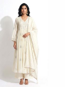 Basanti Kapde aur Koffee - The Classic Ivory Kurta Set With Palazzo and Dupatta