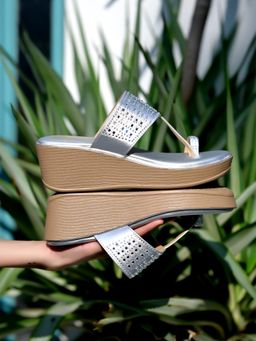 Shoetopia - Classic Heeled Silver Kolhapuri Heels for Girls