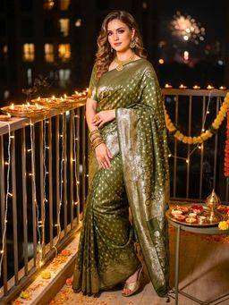 Hella Fashions - Women Green Silk Blend Saree with Unstitched Blouse Piece