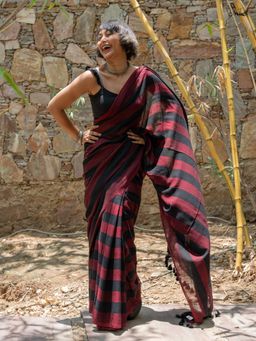 Suta - Black and Maroon Slub Saree
