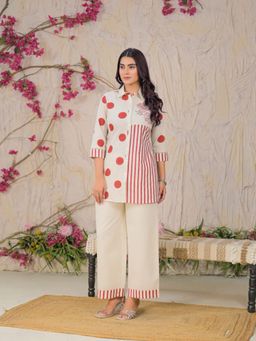 Autumnlane - White Printed Collar Neck Kurta With Pant