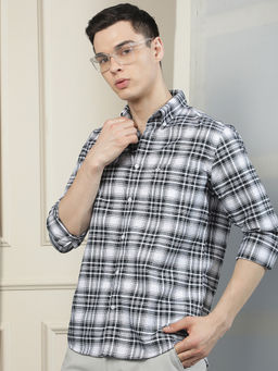 CRIMSOUNE CLUB - Men Navy Blue-White Checks Collar Cotton Shirt