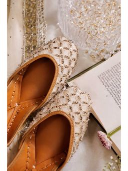 House of Vian - White Chaashni Juttis